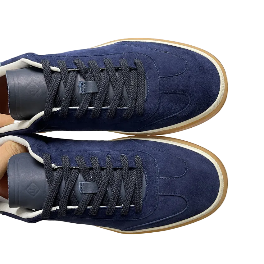 La sneaker en suède — coupe basse