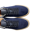 La sneaker en suède — coupe basse